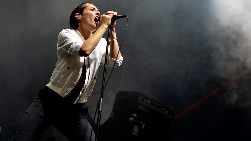 Claro, não podia faltar aquele clima pesado do show das Savages