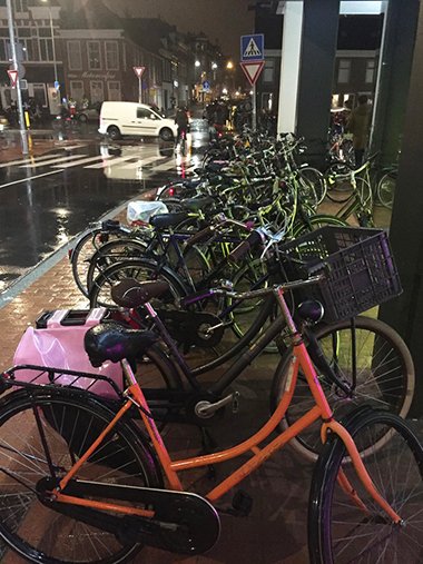 Estacionamento de bicicletas em frente a um dos palcos